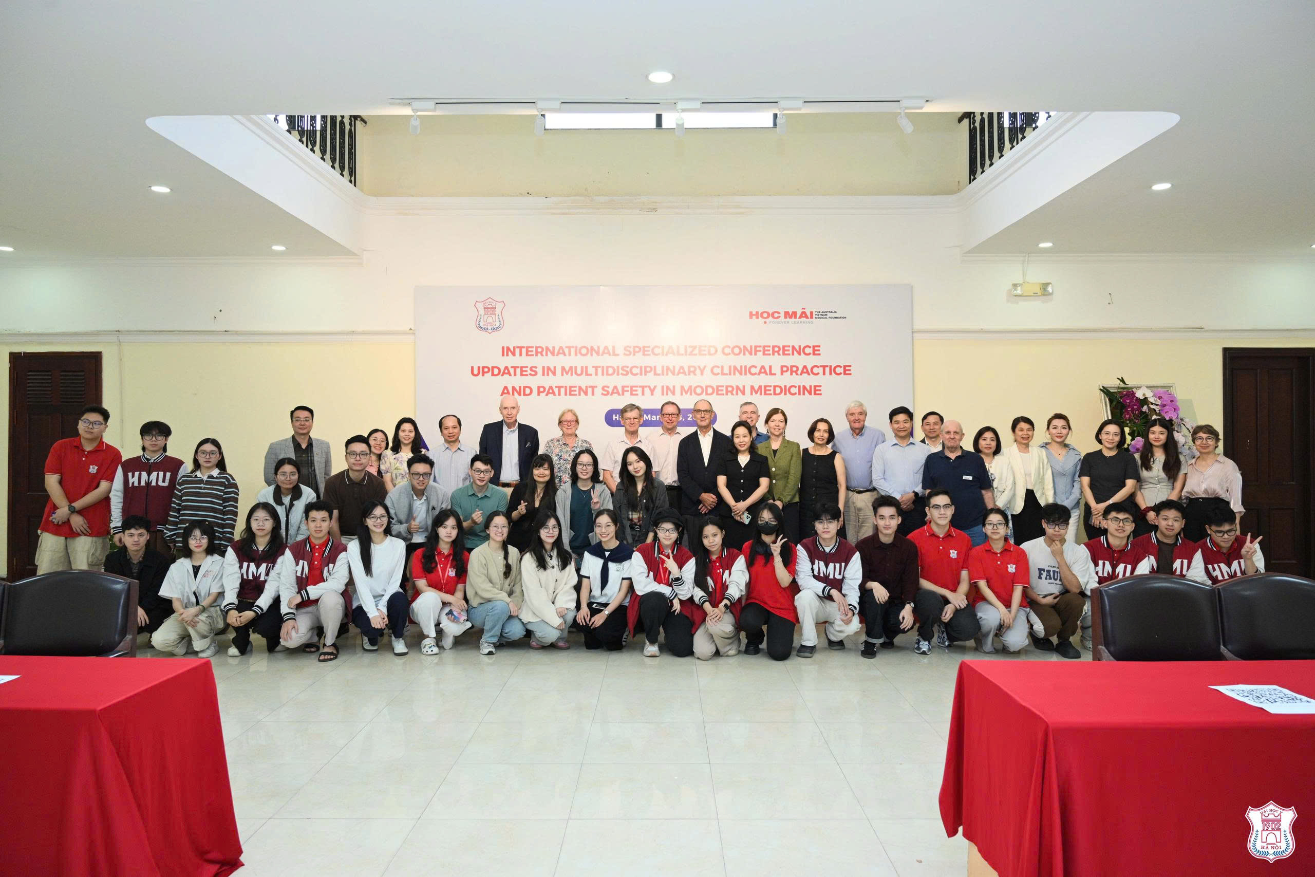 Ngày 18/03/2026 Trường Đại học Y Hà Nội phối hợp cùng Quỹ Học Mãi tổ chức Hội thảo quốc tế với chủ đề “Cập nhật thực hành lâm sàng đa chuyên khoa và an toàn người bệnh trong y học hiện đại” (Nguồn: Đại học Y Hà Nội)